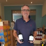 Paolo Pozzolini di Vini su Vini con in mano 2 vini della Cincinnato