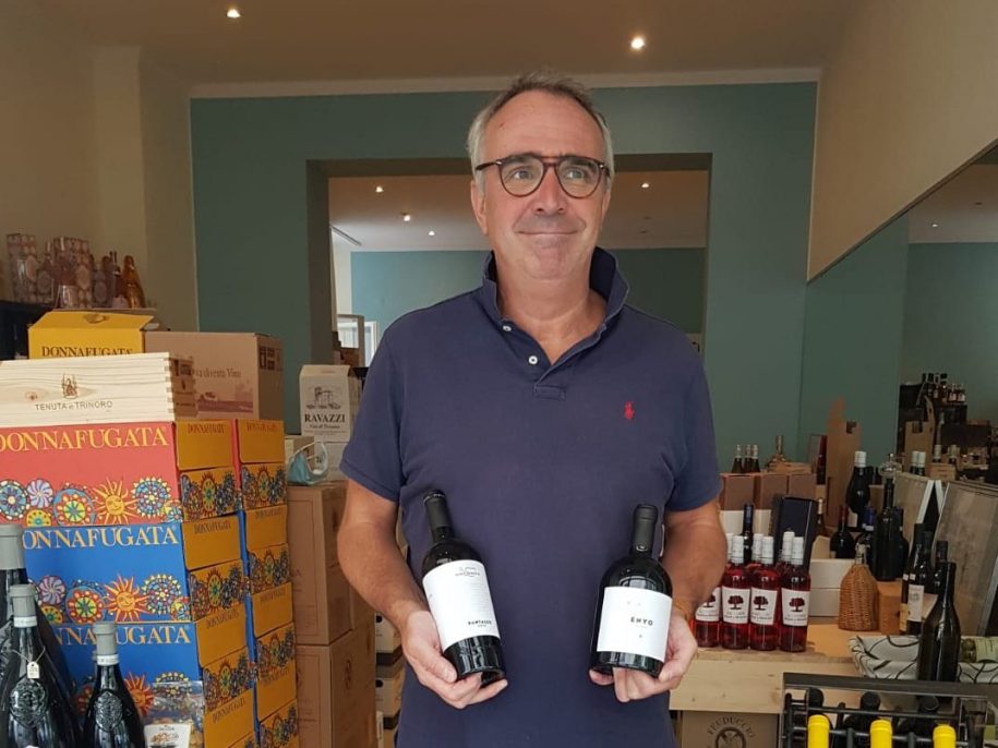 Paolo Pozzolini di Vini su Vini con in mano 2 vini della Cincinnato