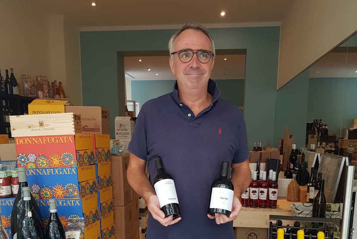 Autoctono, accessibile e con un'anima: Paolo Pozzolini ci mostra nel suo punto vendita i vini selezionati della Cincinnato