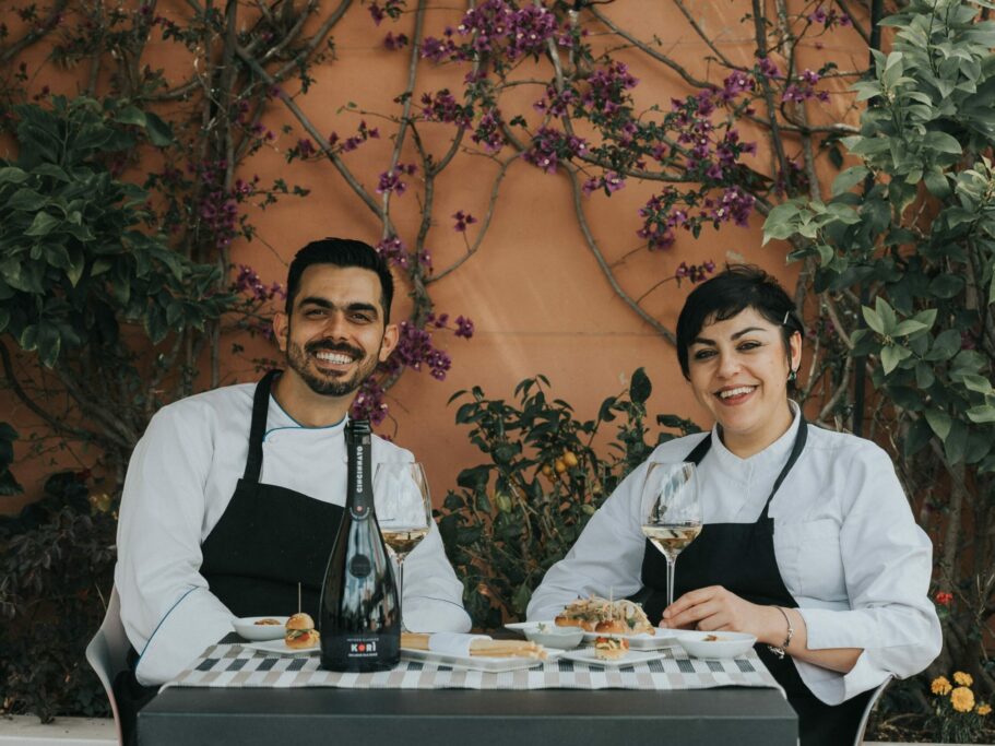 Nella foto a destra lo chef Adriano Magnoli e la Pastry Chef Antonella Mascolo con due calici di Korì Pas Dosé di Cincinnato